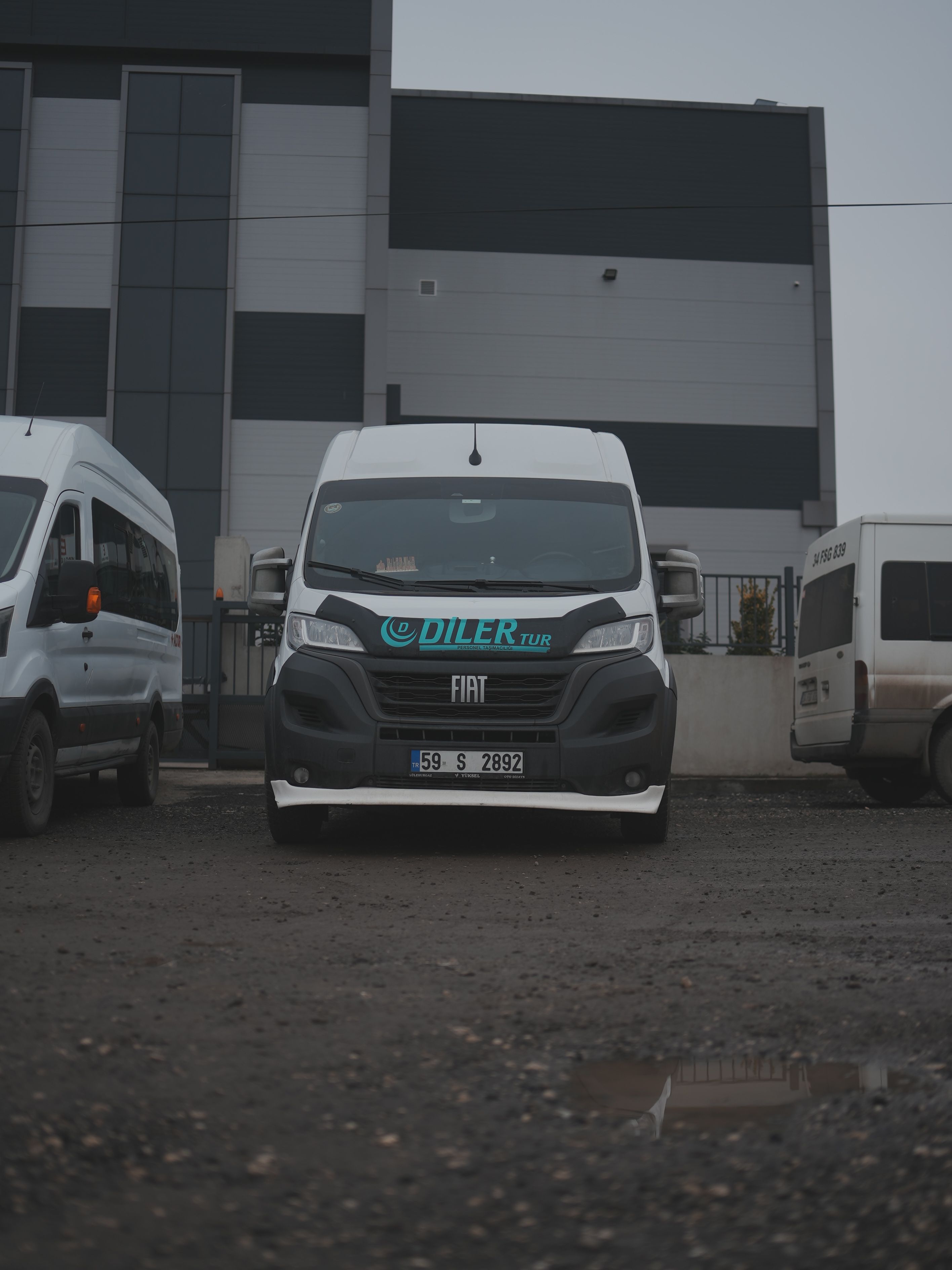 Diler Tur logolu Fiat Ducato servis aracının önden görünüşü