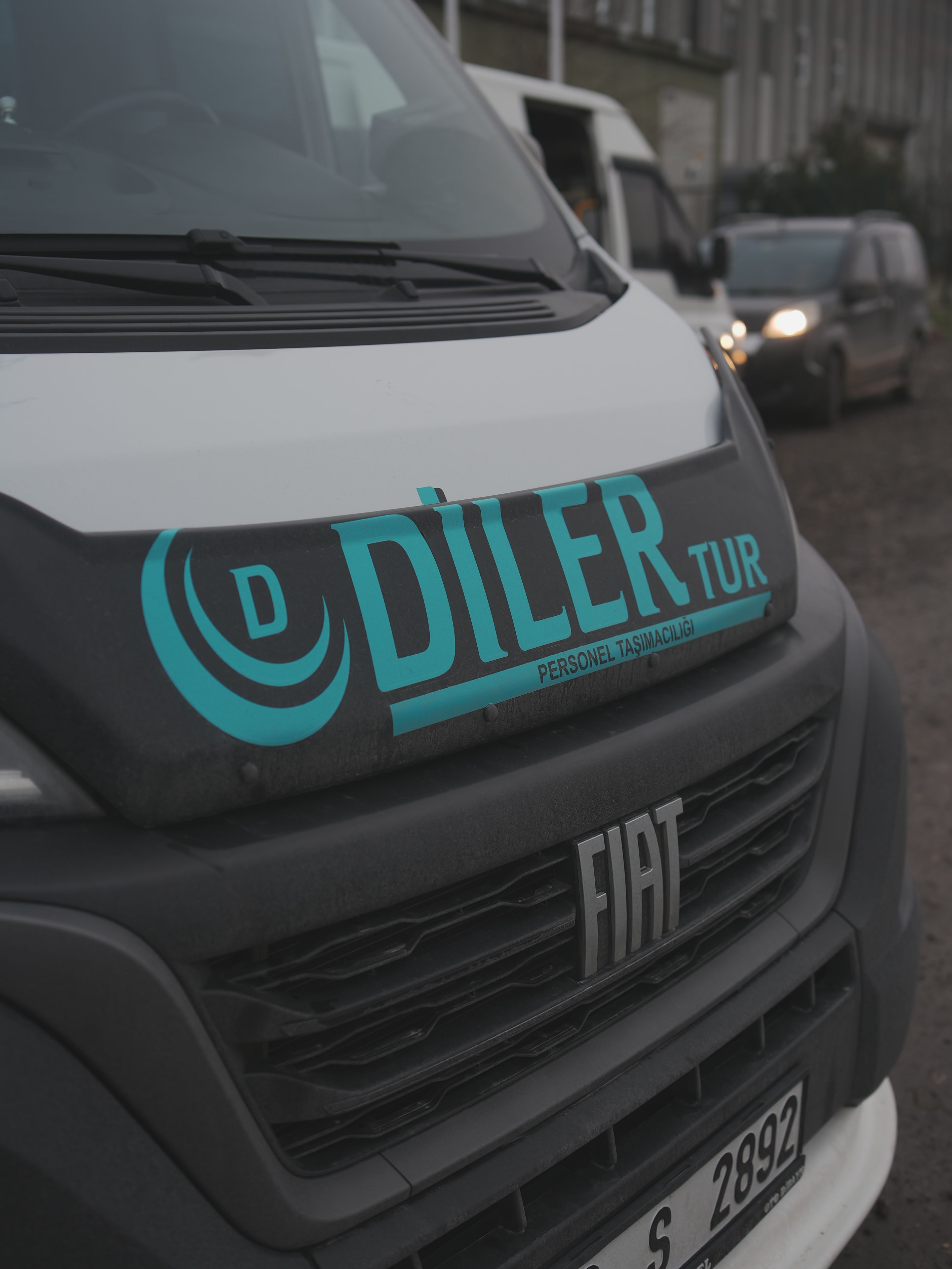Servis aracının kaputundaki Diler Tur Personel Taşımacılığı logosu